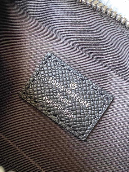 ?AVENUE MESSENGER 22 IN BLACK CALFSKIN