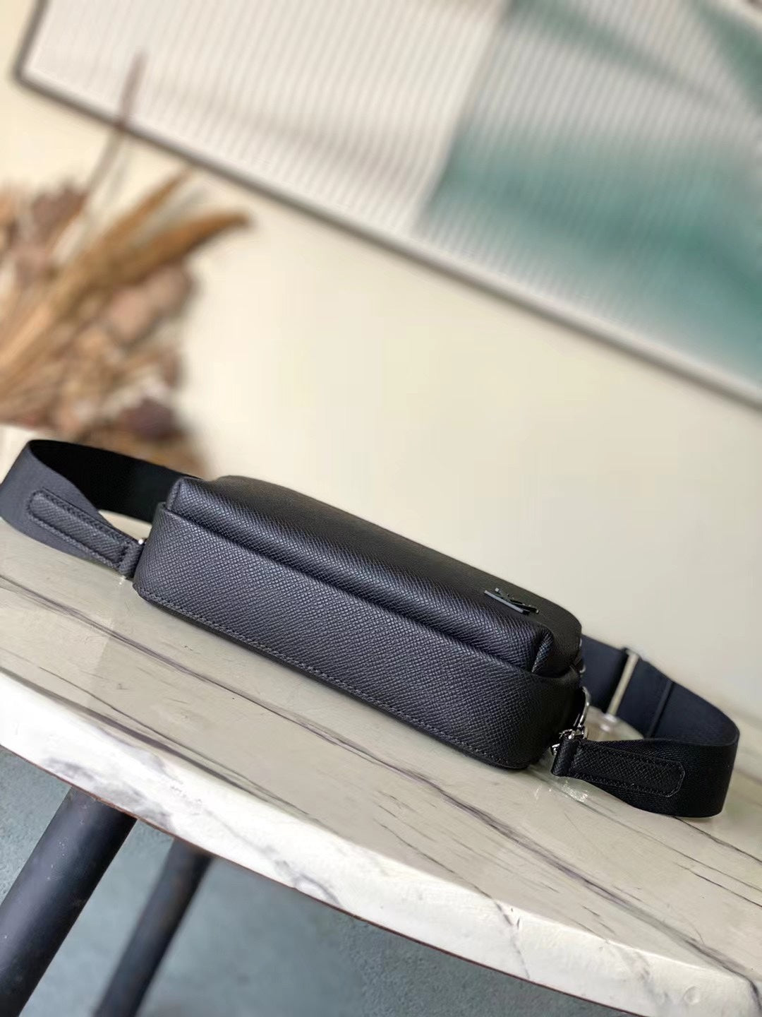 ?AVENUE MESSENGER 22 IN BLACK CALFSKIN