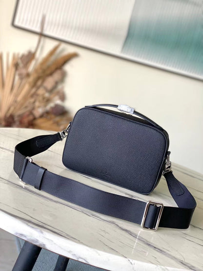 ?AVENUE MESSENGER 22 IN BLACK CALFSKIN