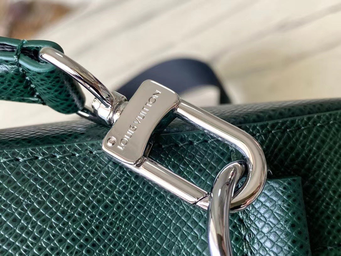 ?AVENUE MESSENGER 22 IN FOREST GREEN CALFSKIN