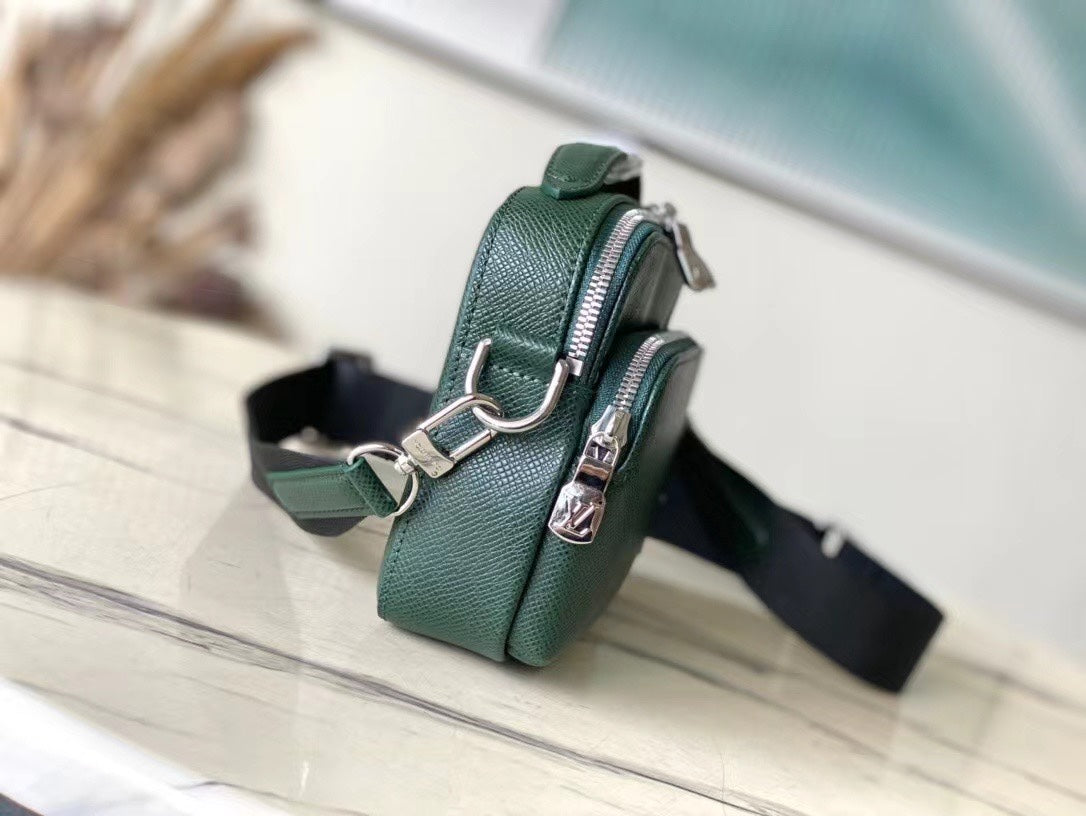 ?AVENUE MESSENGER 22 IN FOREST GREEN CALFSKIN