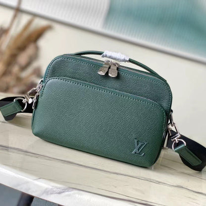 ?AVENUE MESSENGER 22 IN FOREST GREEN CALFSKIN