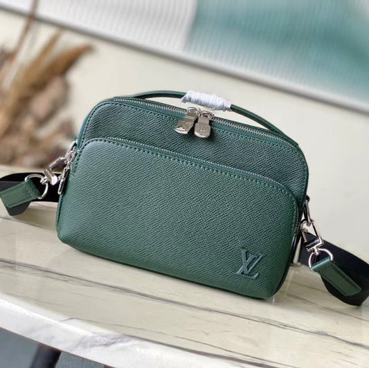 ?AVENUE MESSENGER 22 IN FOREST GREEN CALFSKIN