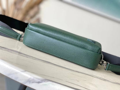 ?AVENUE MESSENGER 22 IN FOREST GREEN CALFSKIN