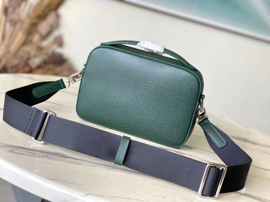 ?AVENUE MESSENGER 22 IN FOREST GREEN CALFSKIN