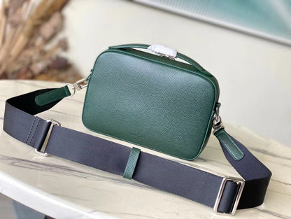 ?AVENUE MESSENGER 22 IN FOREST GREEN CALFSKIN