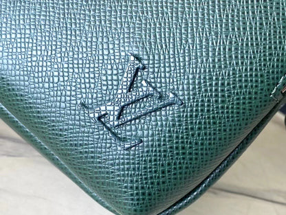 ?AVENUE MESSENGER 22 IN FOREST GREEN CALFSKIN