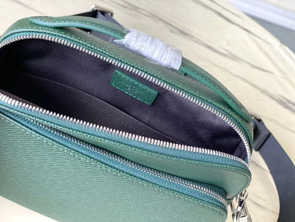 ?AVENUE MESSENGER 22 IN FOREST GREEN CALFSKIN