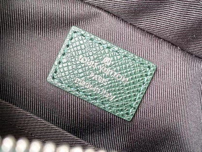 ?AVENUE MESSENGER 22 IN FOREST GREEN CALFSKIN