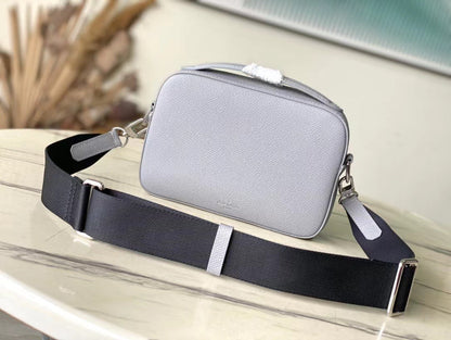 ?AVENUE MESSENGER 22 IN HARBOR GRAY CALFSKIN