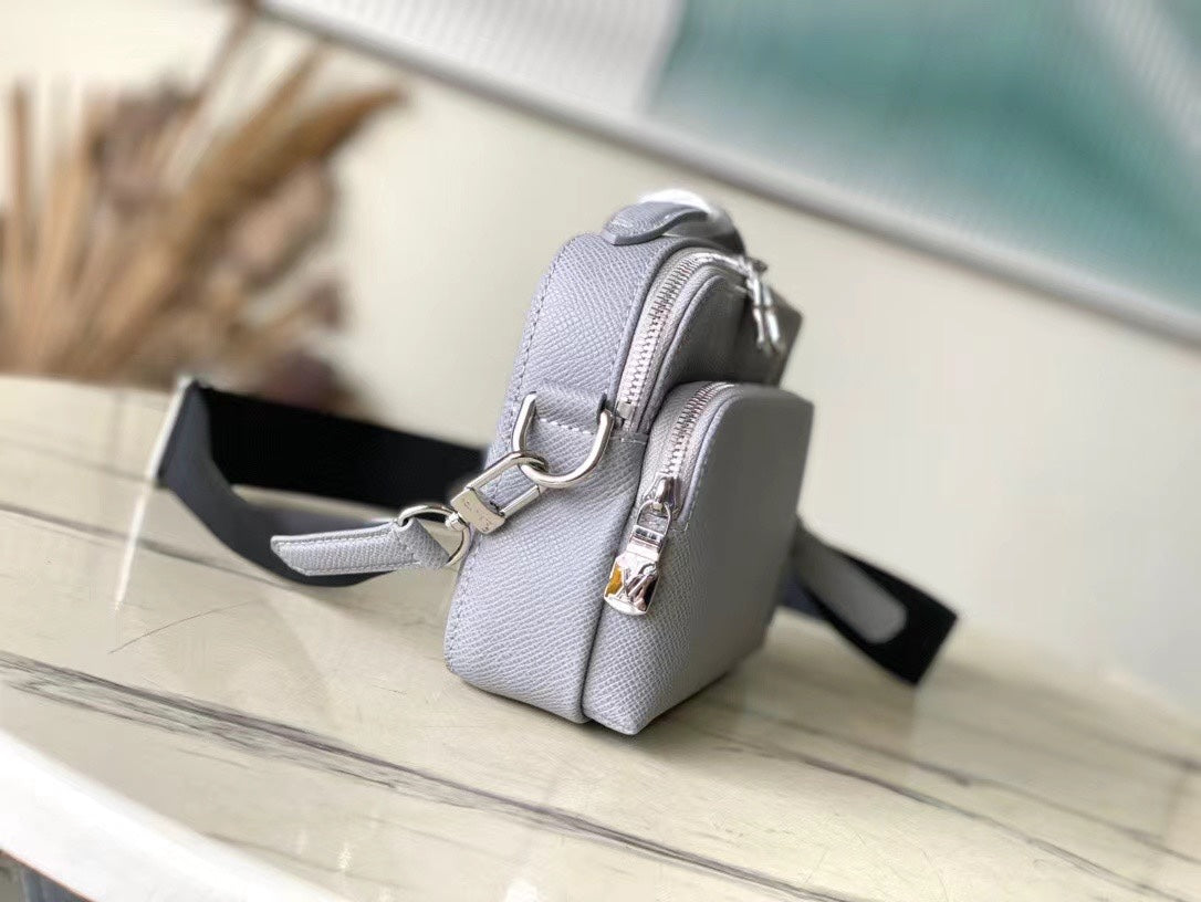 ?AVENUE MESSENGER 22 IN HARBOR GRAY CALFSKIN