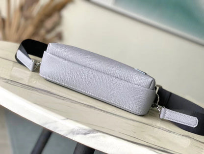 ?AVENUE MESSENGER 22 IN HARBOR GRAY CALFSKIN