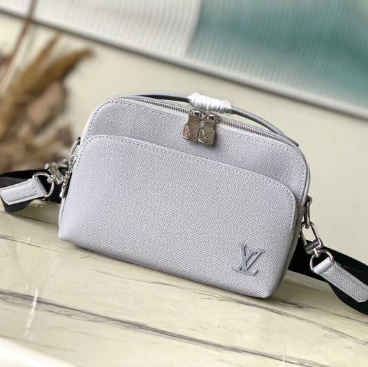 ?AVENUE MESSENGER 22 IN HARBOR GRAY CALFSKIN