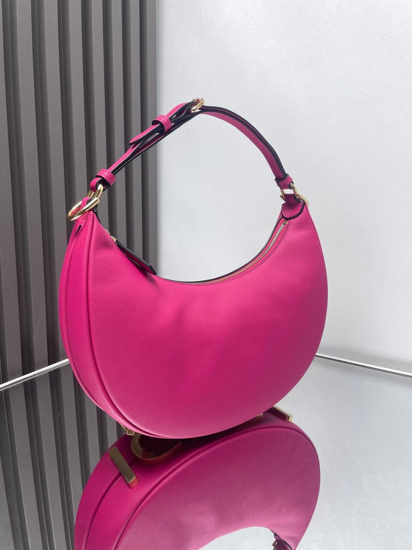 FENDIGRAPHY MEDIUM 29 IN BRIGHT PINK SMOOTH LAMBSKIN GOLD HARDWARE