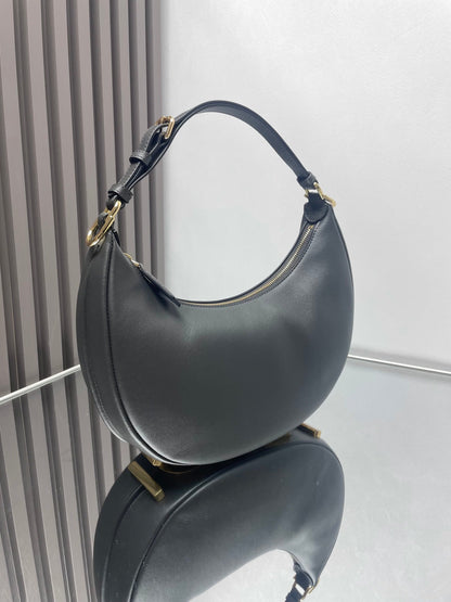 FENDIGRAPHY MEDIUM 29 IN BLACK SMOOTH LAMBSKIN GOLD HARDWARE