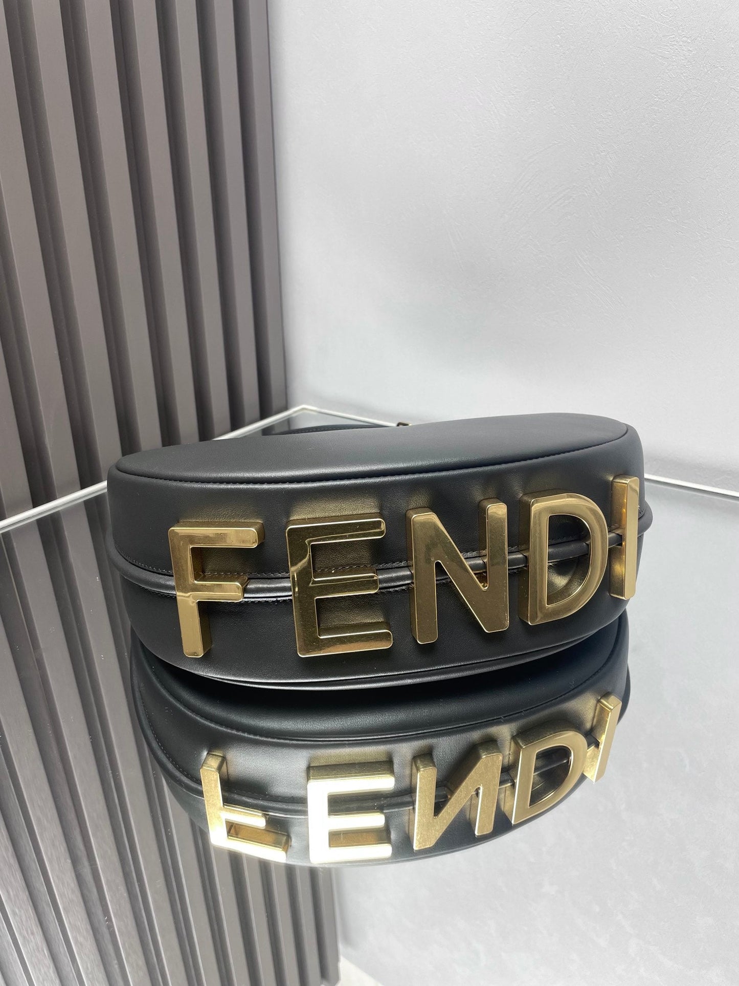 FENDIGRAPHY MEDIUM 29 IN BLACK SMOOTH LAMBSKIN GOLD HARDWARE