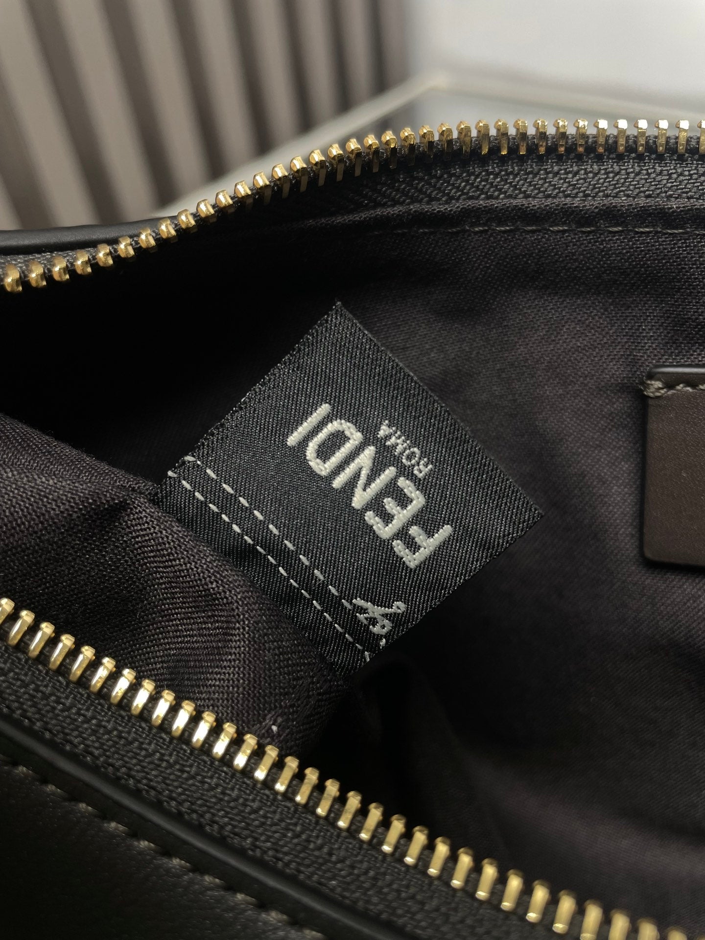 FENDIGRAPHY MEDIUM 29 IN BLACK SMOOTH LAMBSKIN GOLD HARDWARE