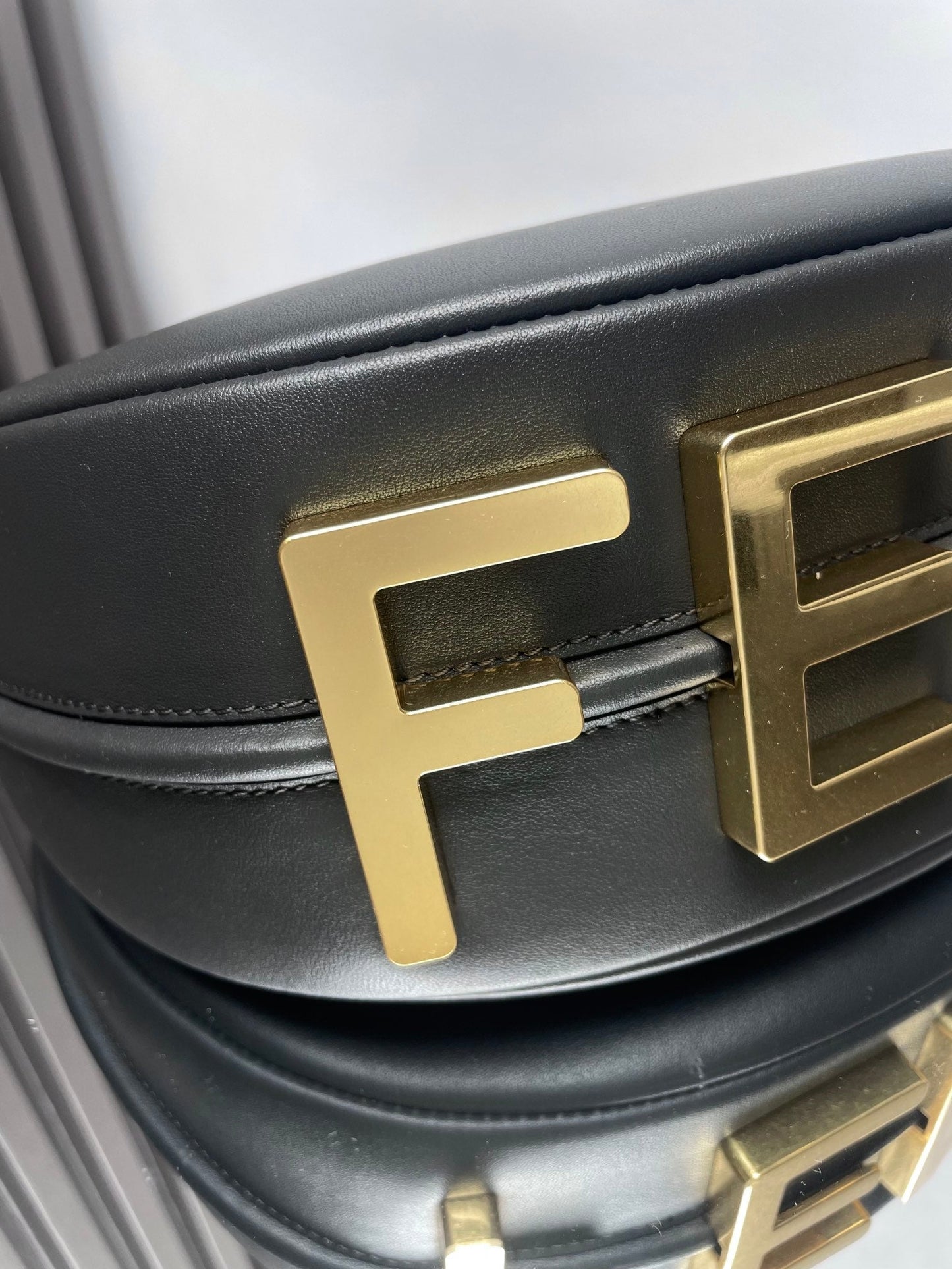 FENDIGRAPHY MEDIUM 29 IN BLACK SMOOTH LAMBSKIN GOLD HARDWARE