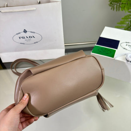 DRAWSTRING BUCKET BAG 25 IN BROWN BEAR SOFT LAMBSKIN