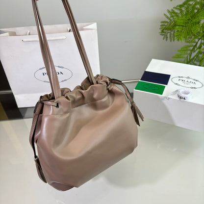 DRAWSTRING BUCKET BAG 25 IN BROWN BEAR SOFT LAMBSKIN