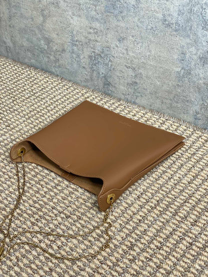 FLAT SHOULDER BAG 23 IN TAWNY BROWN CALFSKIN GOLD CHAIN