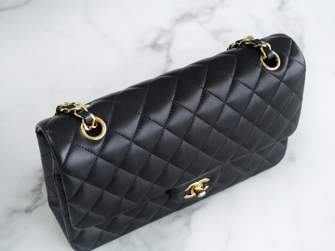 CLASSIC FLAP 25 BLACK LAMBSKIN LIGHT GOLD HARDWARE