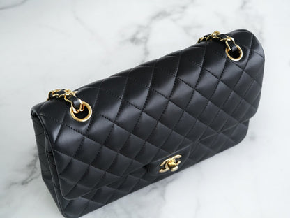 CLASSIC FLAP 25 BLACK LAMBSKIN LIGHT GOLD HARDWARE