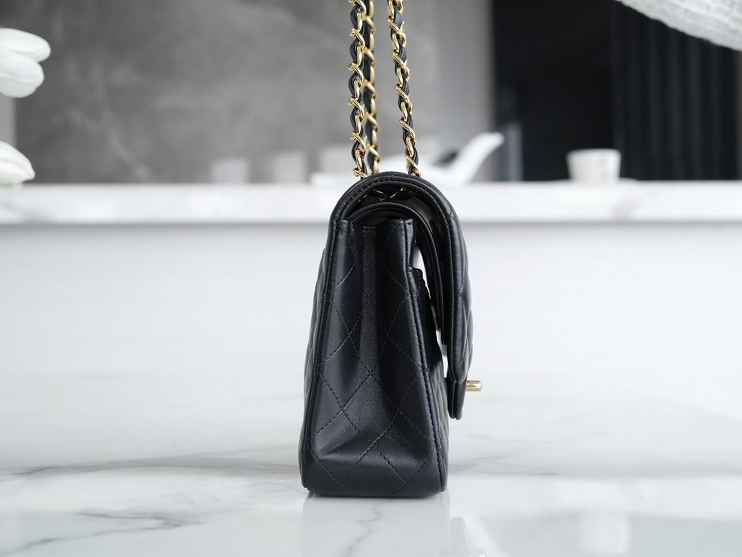 CLASSIC FLAP 25 BLACK LAMBSKIN LIGHT GOLD HARDWARE