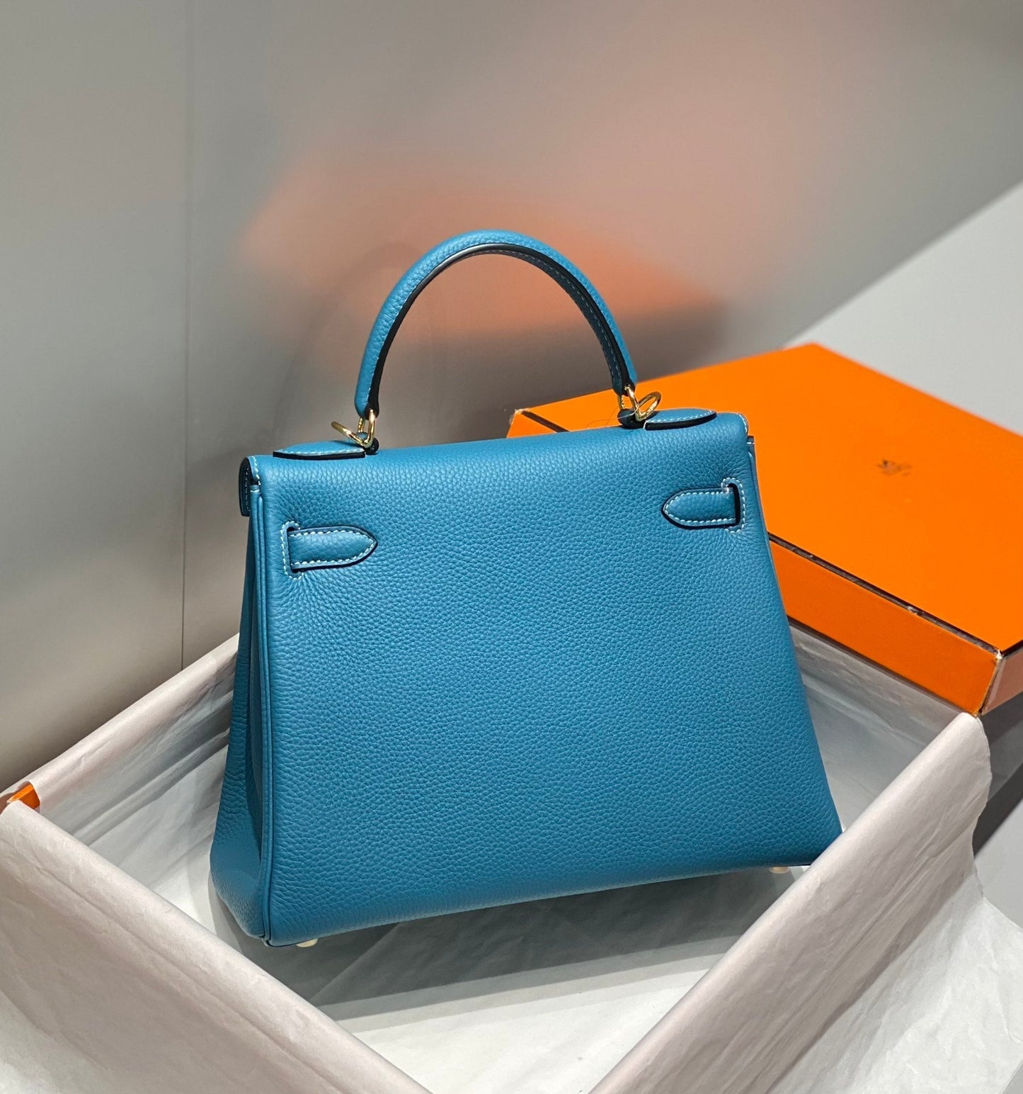 HM KELLY 28CM BLUE SKY TOGO GOLD HARDWARE