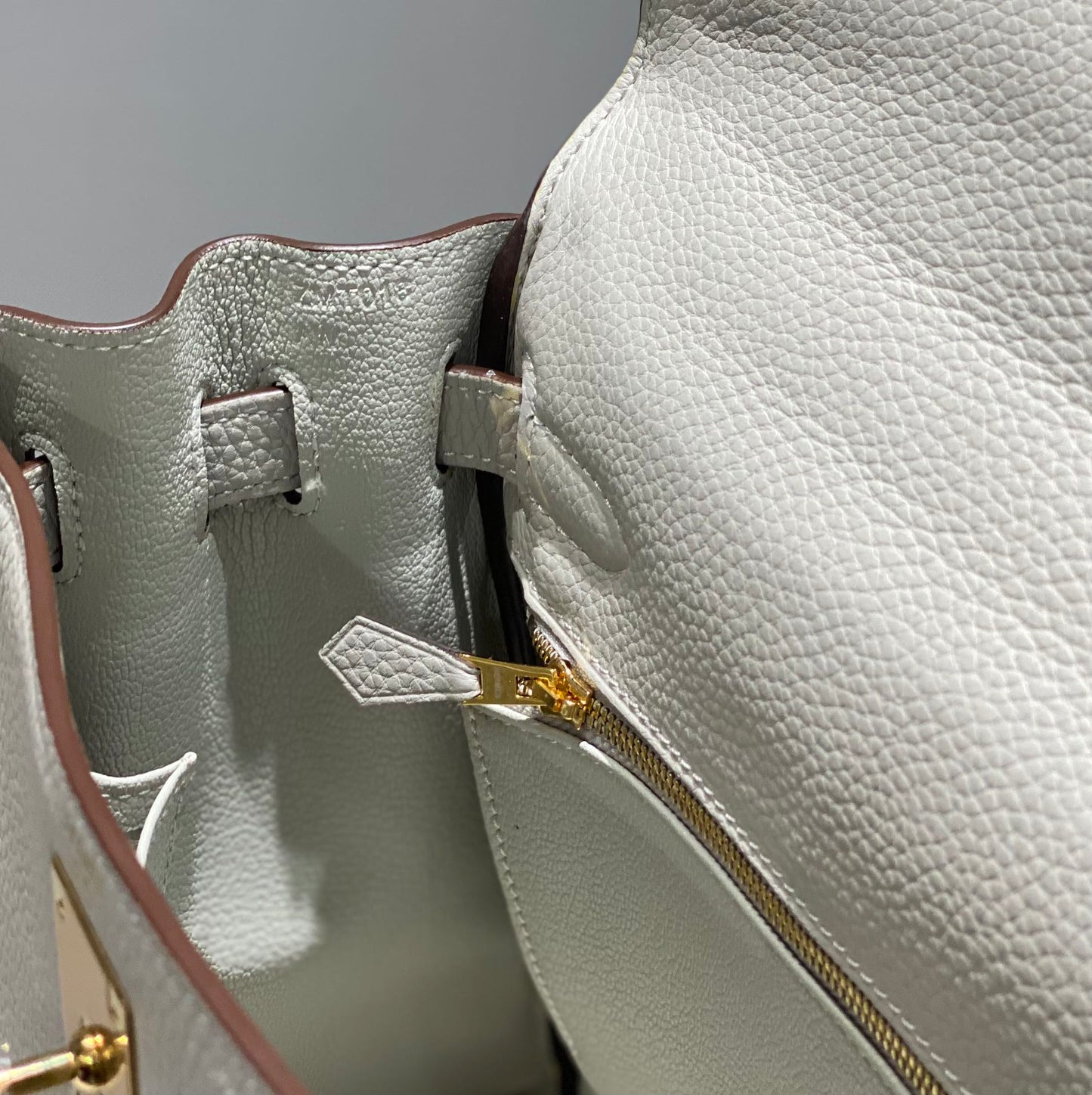 HM KELLY 28CM LIGHT GREY TOGO GOLD HARDWARE