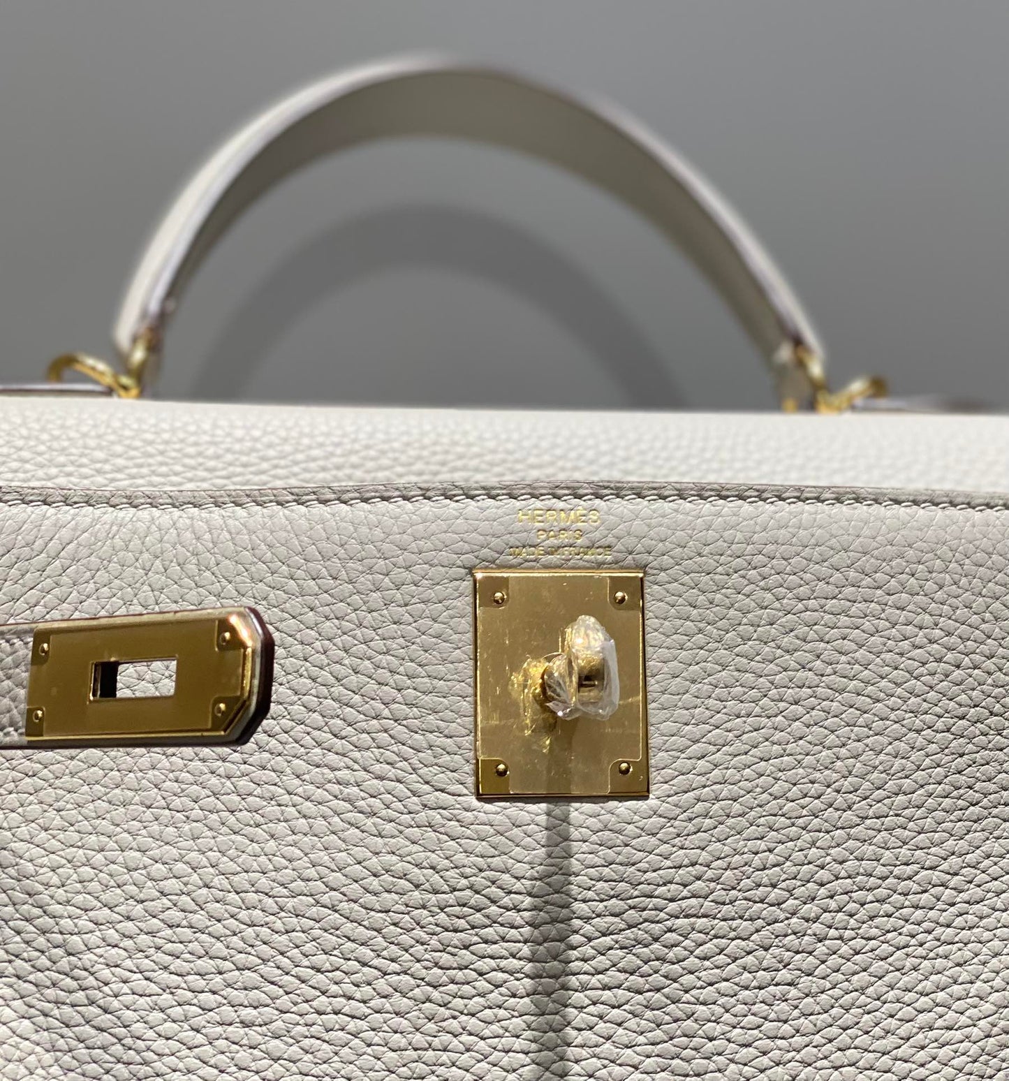HM KELLY 28CM LIGHT GREY TOGO GOLD HARDWARE