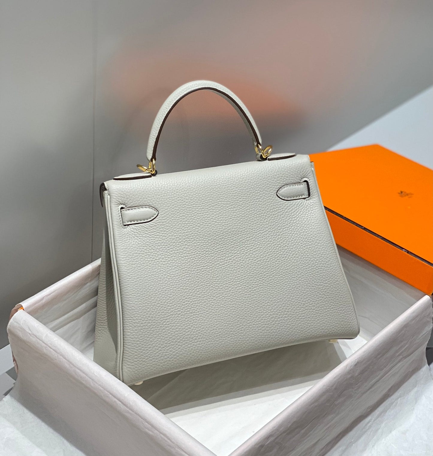 HM KELLY 28CM LIGHT GREY TOGO GOLD HARDWARE