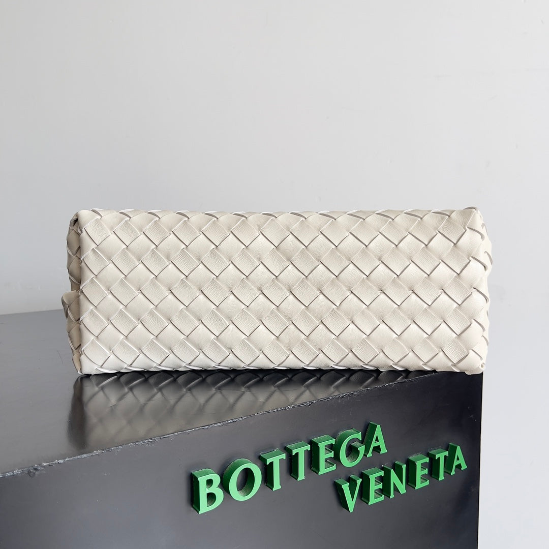 BV Medium Andiamo 32 In Cream Lambskin Ghw 209094