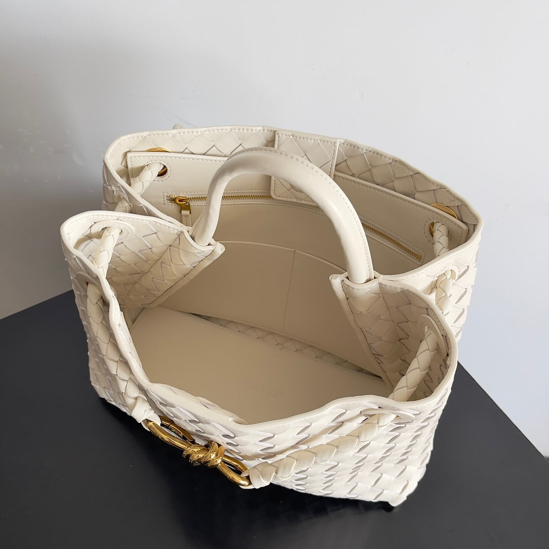 BV Medium Andiamo 32 In Cream Lambskin Ghw 209094