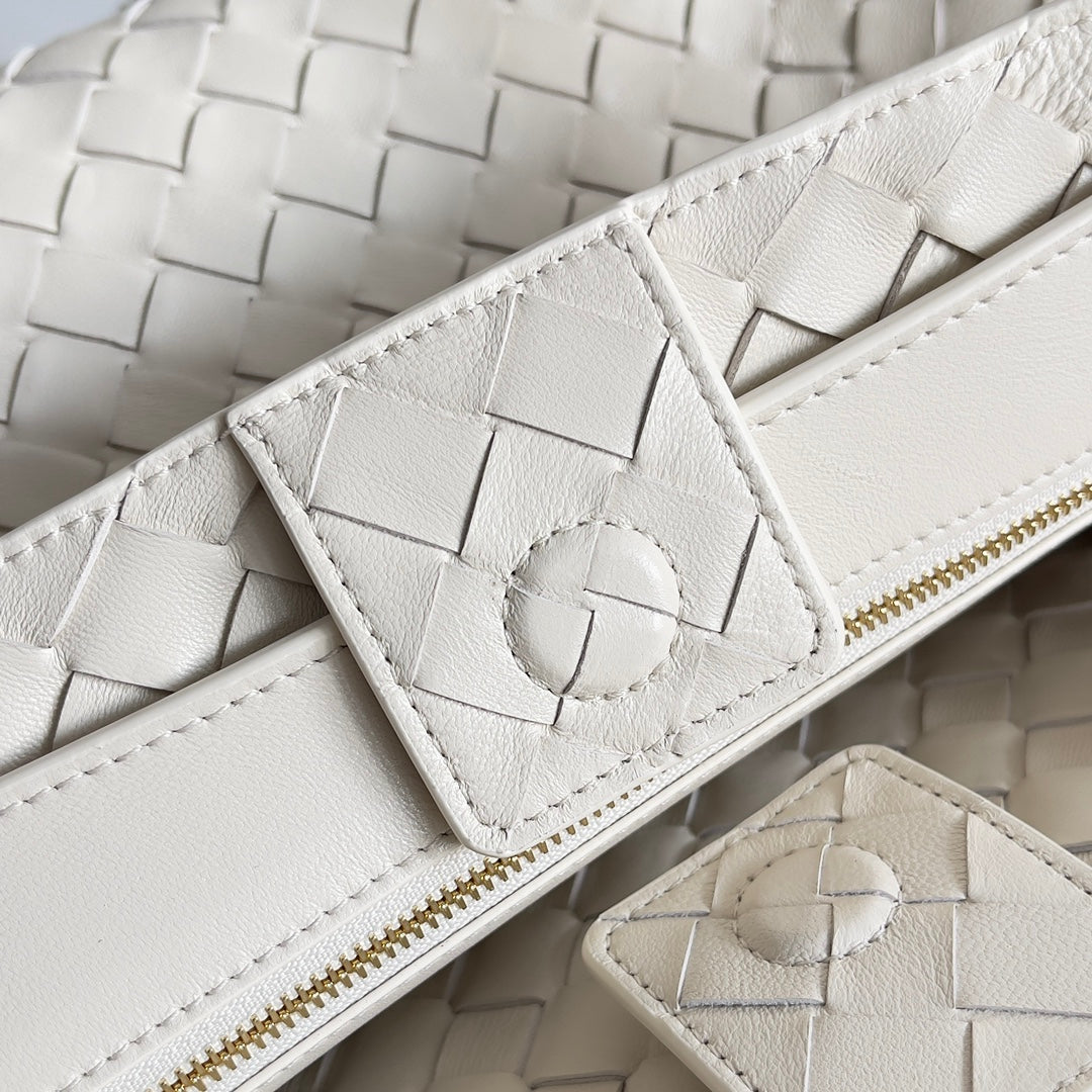 BV Medium Andiamo 32 In Cream Lambskin Ghw 209094