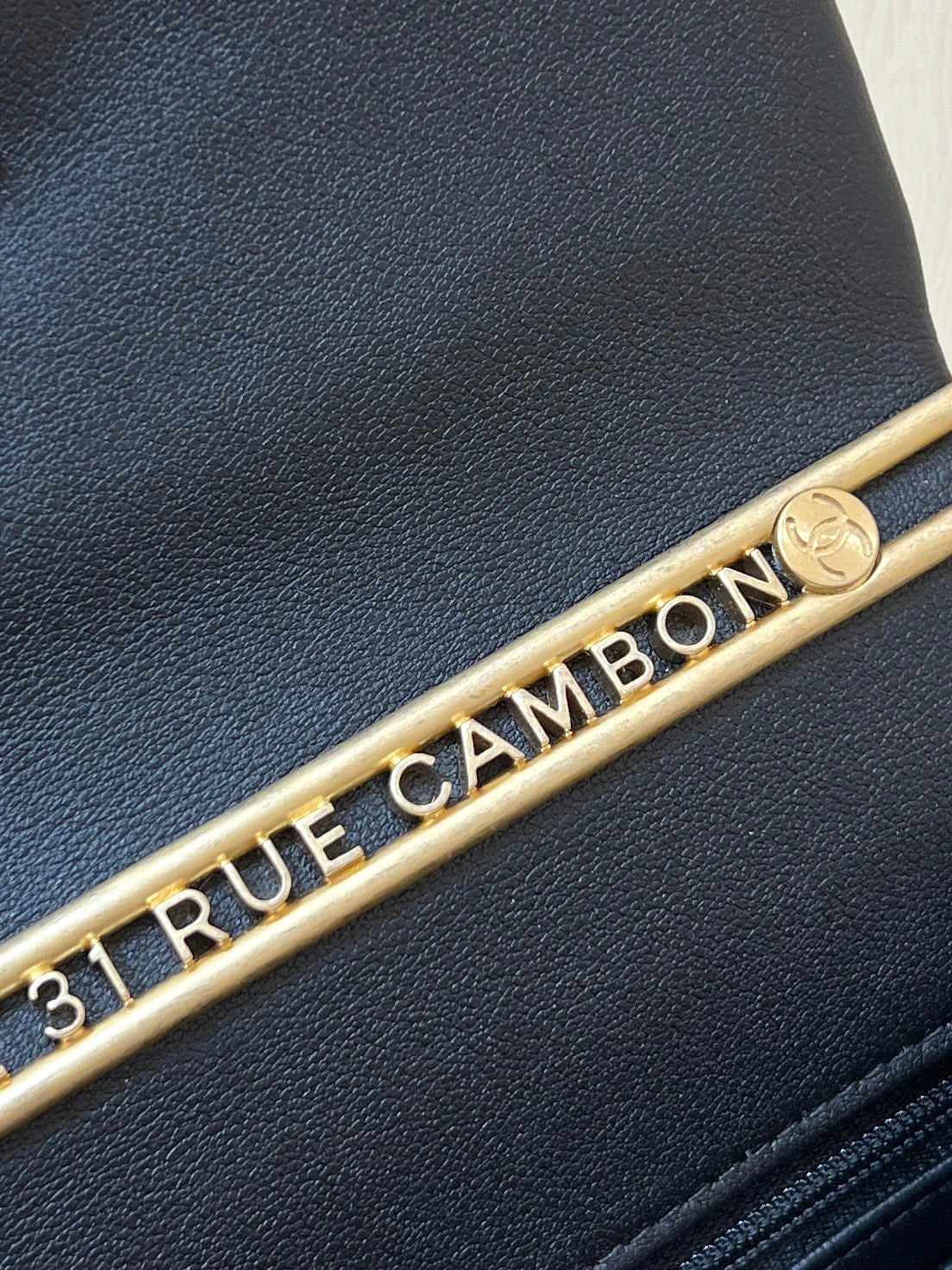 24s 31 ruecambon 15cm black patent calfskin