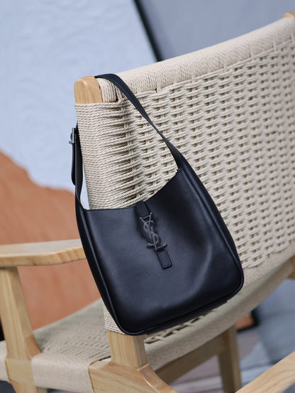 le 5a7 small 23cm black calfskin silver hardware