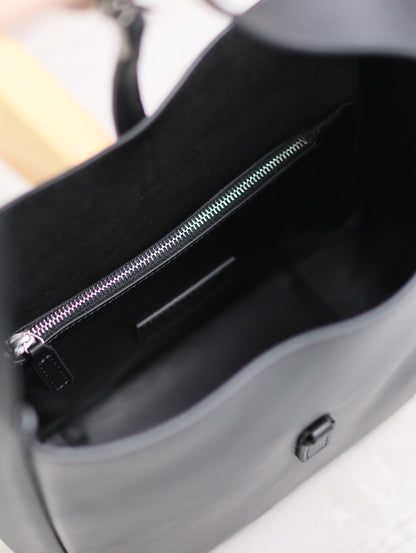 le 5a7 small 23cm black calfskin silver hardware