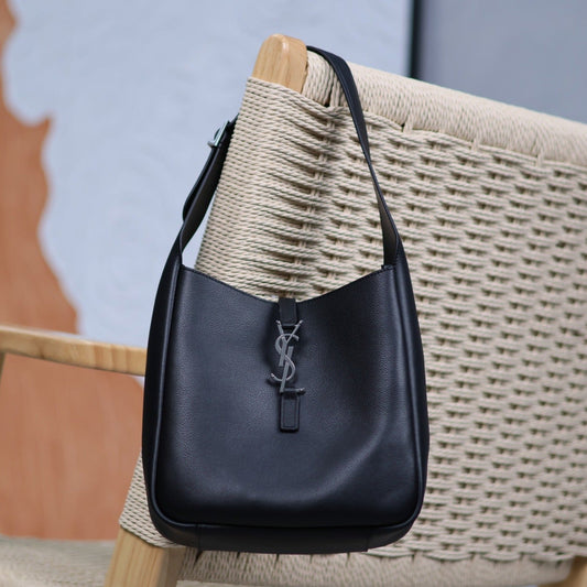 le 5a7 small 23cm black calfskin silver hardware