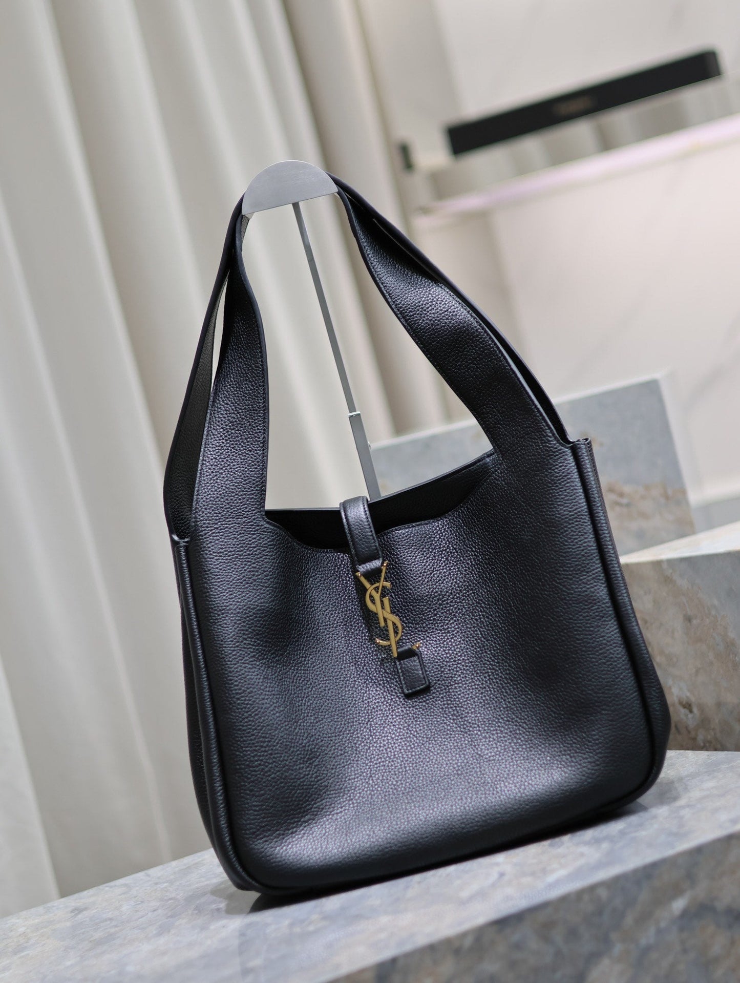 LE 5 À 7 BEA TOTE BAG 50 IN BLACK LAMBSKIN GOLD LOGO