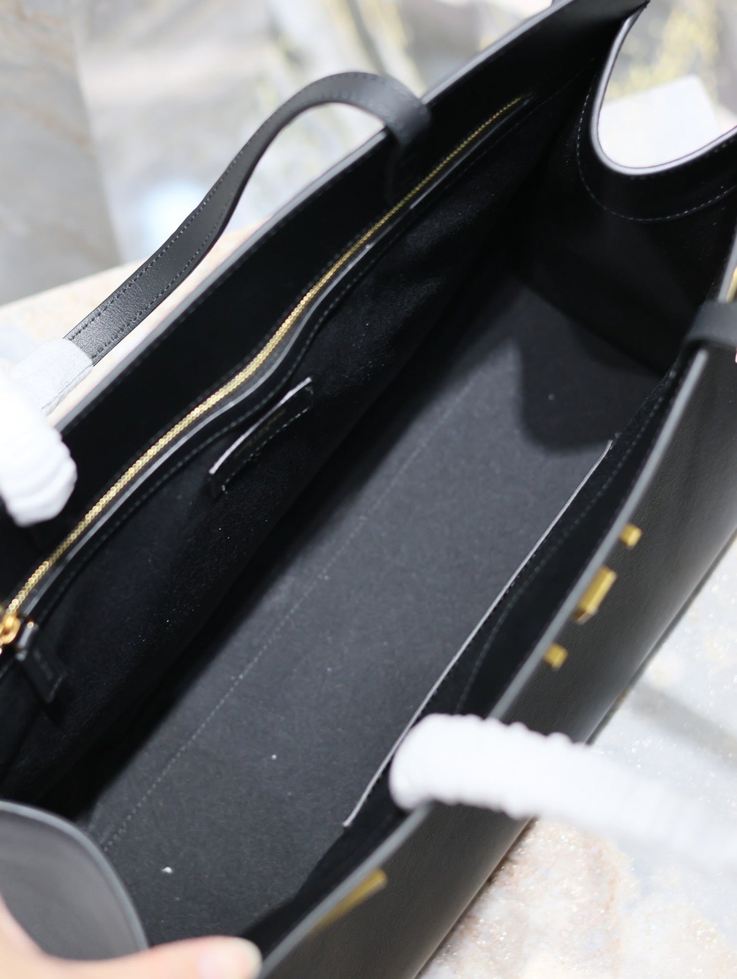 MANHATTAN SHOPPING BAG 40 IN BLACK SMOOTH LAMBSKIN GOLD BUCKLE