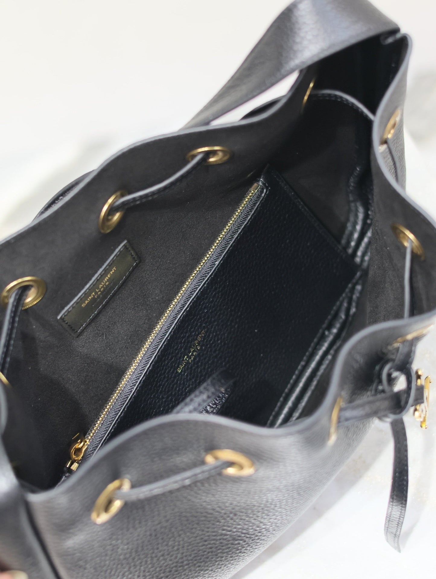 PARIS VII SMALL HOBO 30 IN BLACK GRAINED LEATHER GOLD HARDWARE