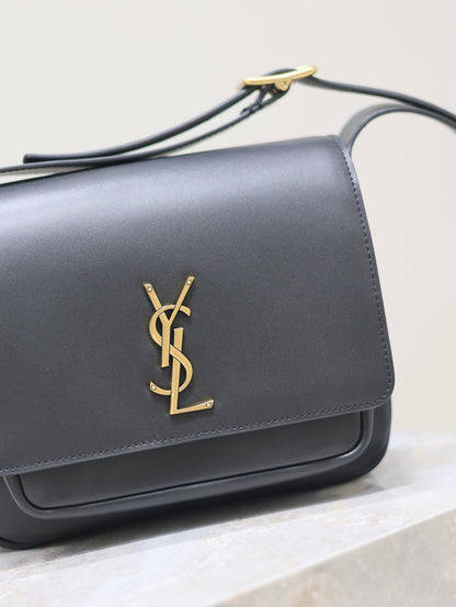 NIKI BABY 22 IN BLACK CALFSKIN GOLD LOGO