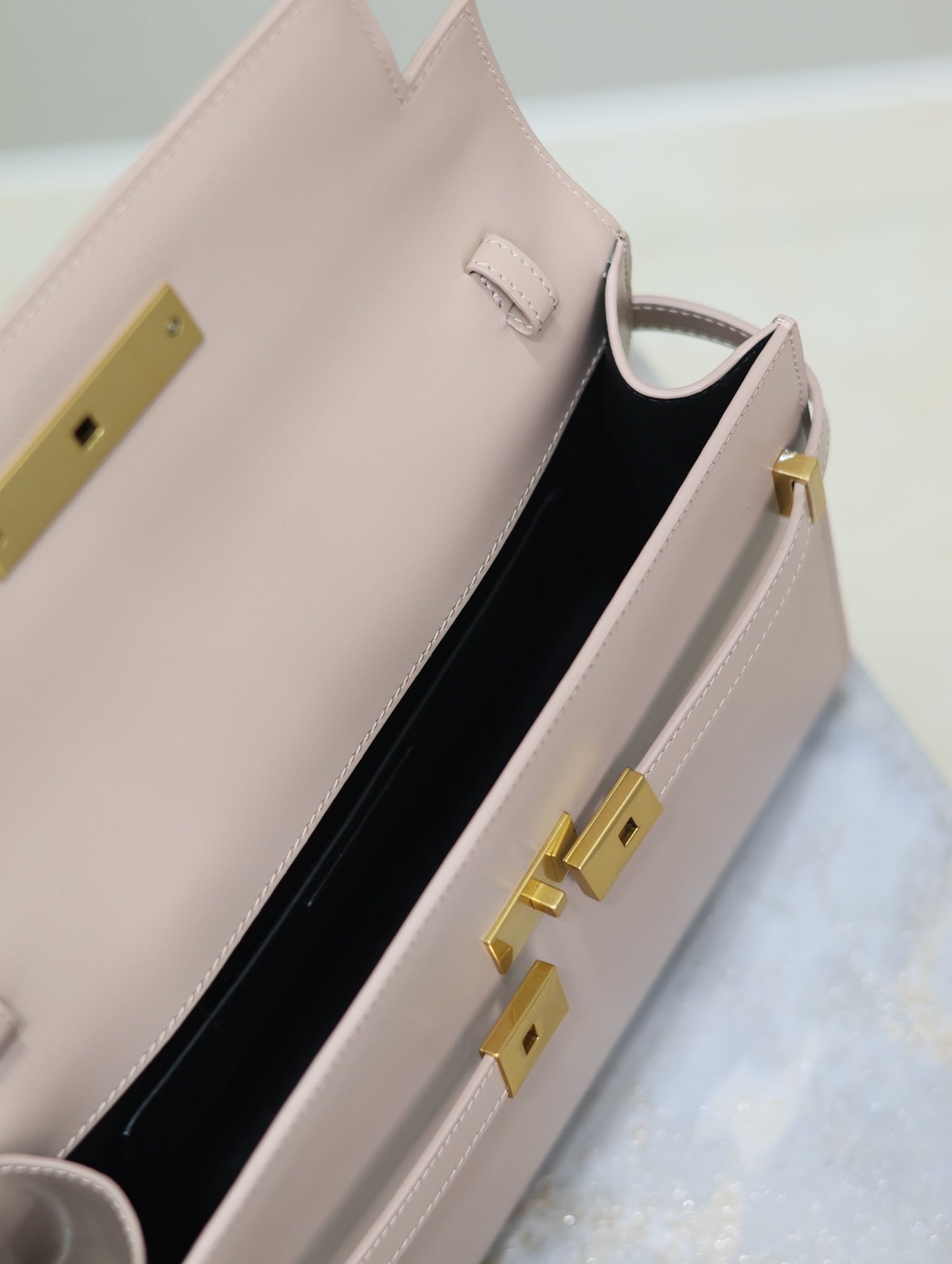 MANHATTAN MEDIUM 29 IN DARK BEIGE SMOOTH CALFSKIN GOLD BUCKLE