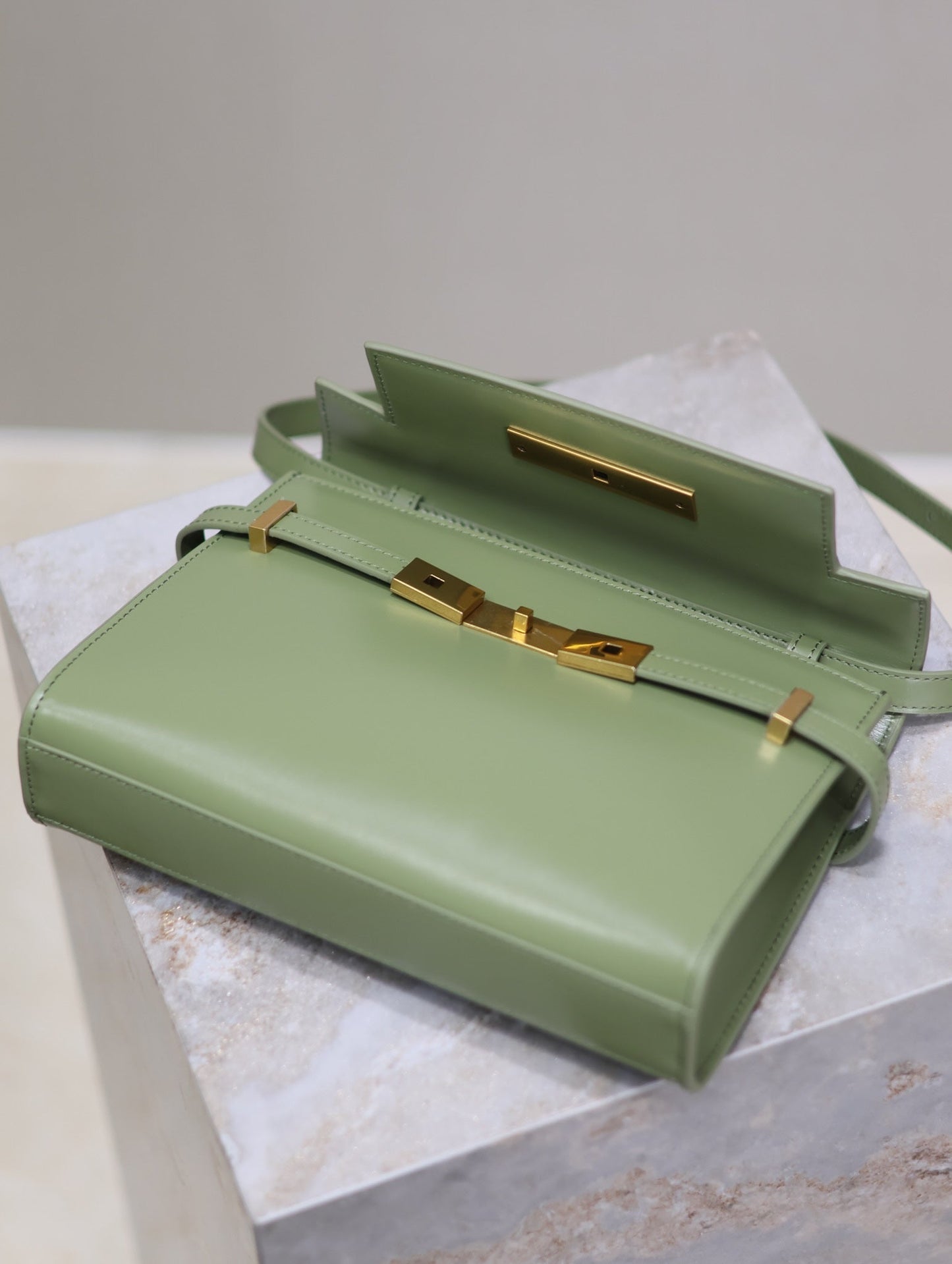 MANHATTAN SMALL 24 IN OLIVE GREEN SMOOTH LAMBSKIN GOLD HARDWARE