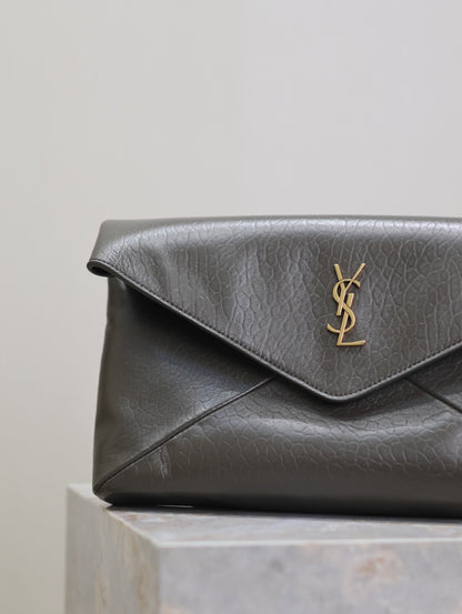 ENVELOPE CLUTCH 29 IN KOMBU GREEN LAMBSKIN COPPER LOGO