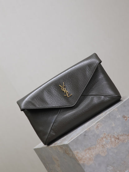 ENVELOPE CLUTCH 29 IN KOMBU GREEN LAMBSKIN COPPER LOGO