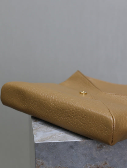 ENVELOPE CLUTCH 29 IN EARTHY YELLOW LAMBSKIN COPPER LOGO