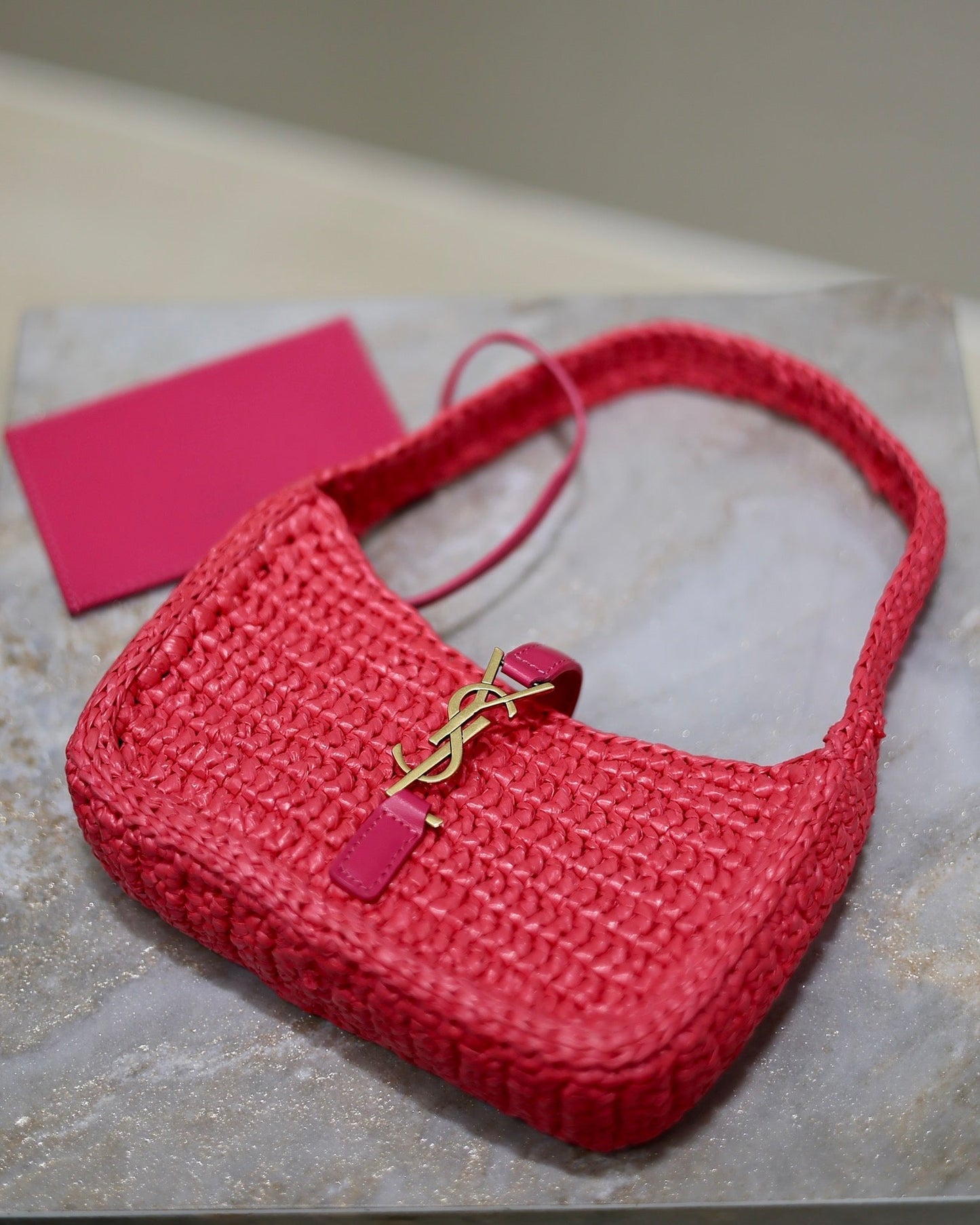 LE 5 À 7 BAG  19 IN MAGENTA PINK WOVEN RAFFIA