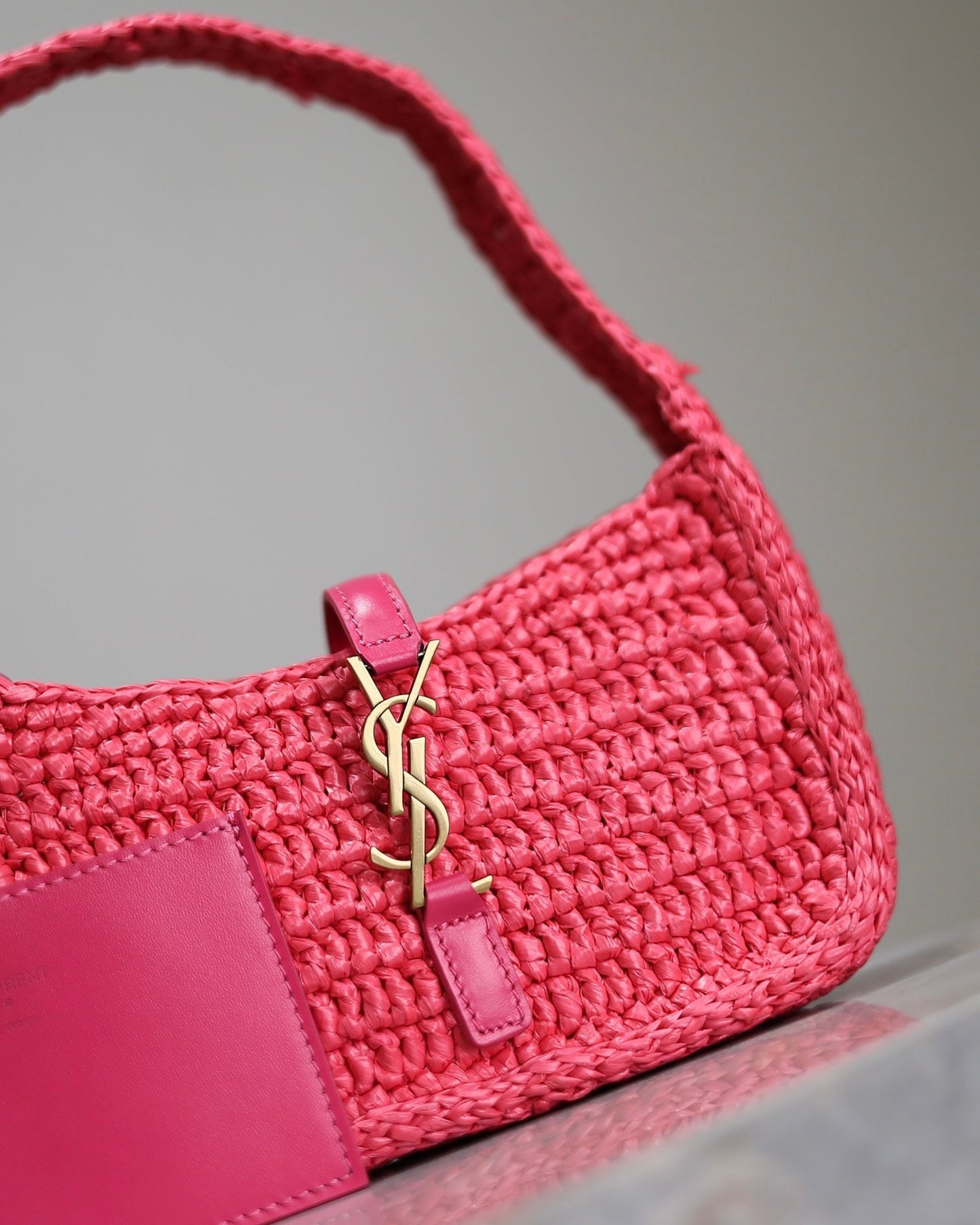 LE 5 À 7 BAG  19 IN MAGENTA PINK WOVEN RAFFIA